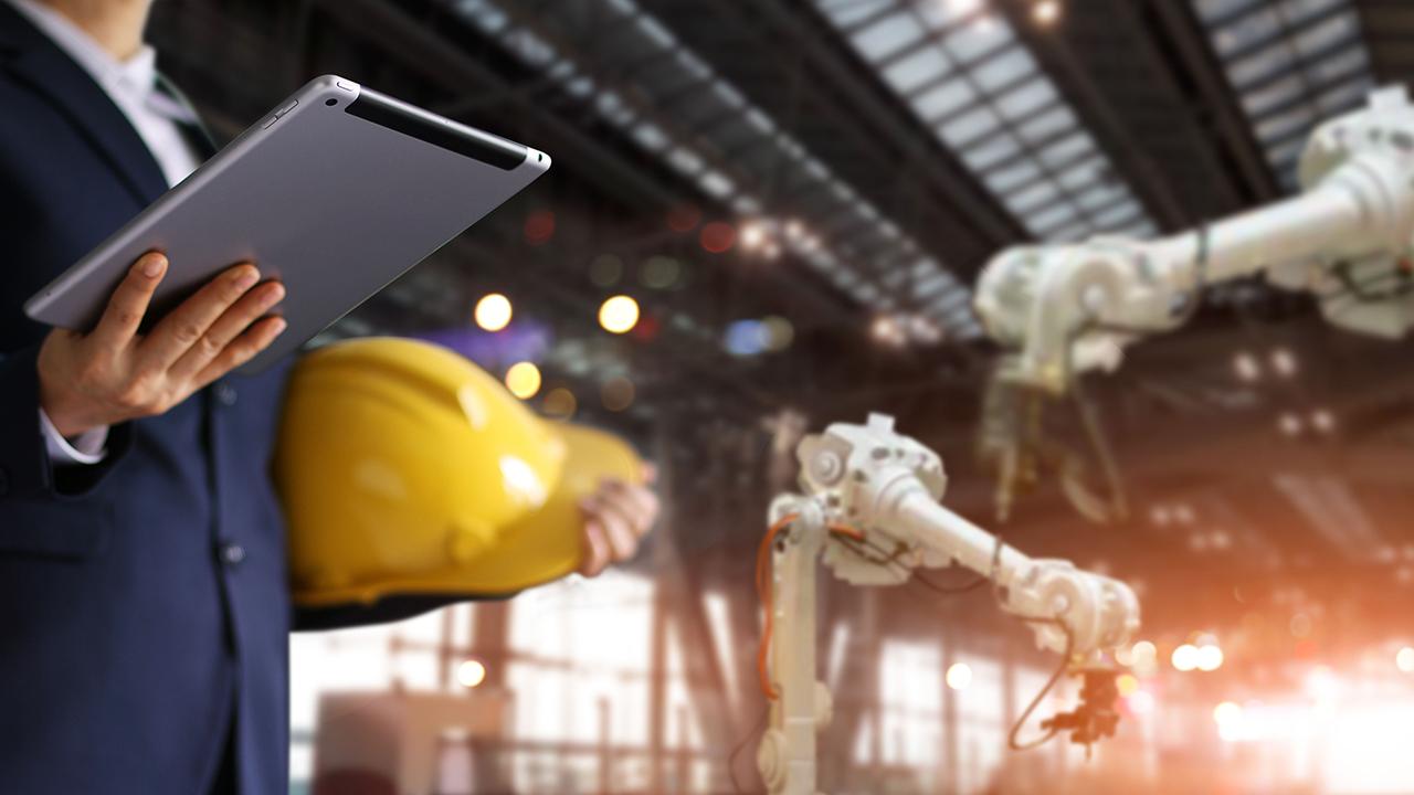 Bild 3 zu Produkt Equipmentcloud Arbeiter mit Tablet in Halle